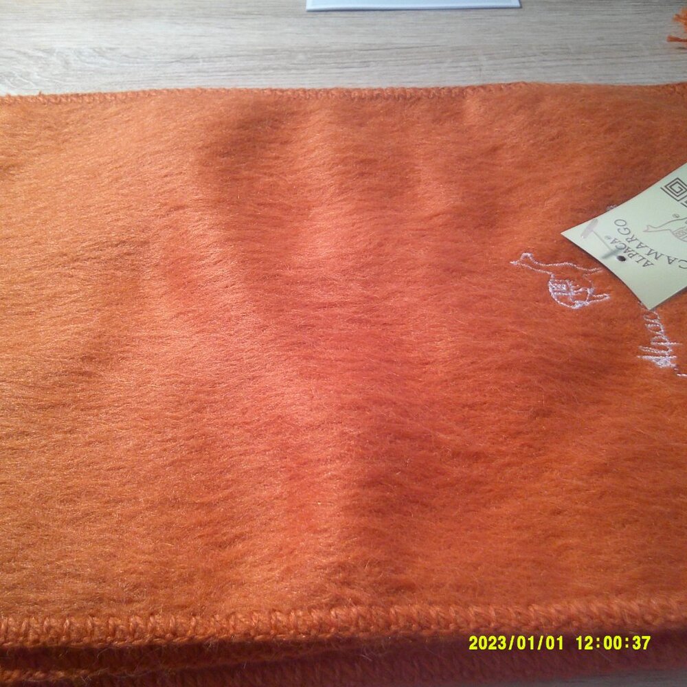 Soft and lightweight alpaca scarf - Picture 3 of 5